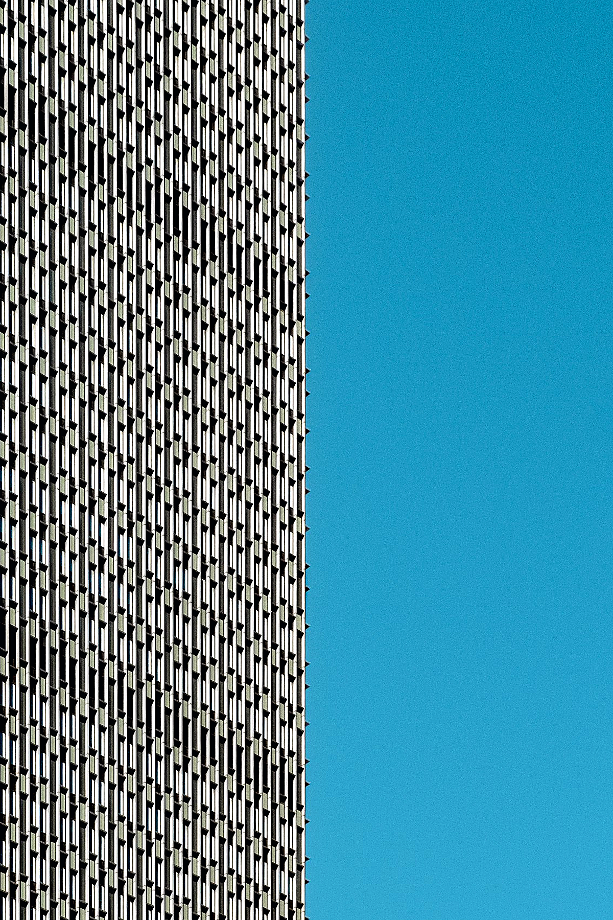 Side-by-side comparison of single-agent versus multi-agent AI systems